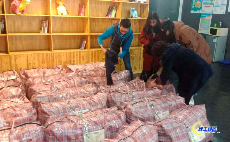 扶贫捐物1.jpg