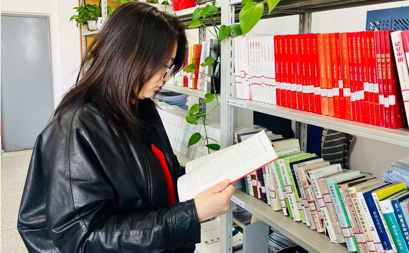 马克思主义学院工会开展“玫瑰书...